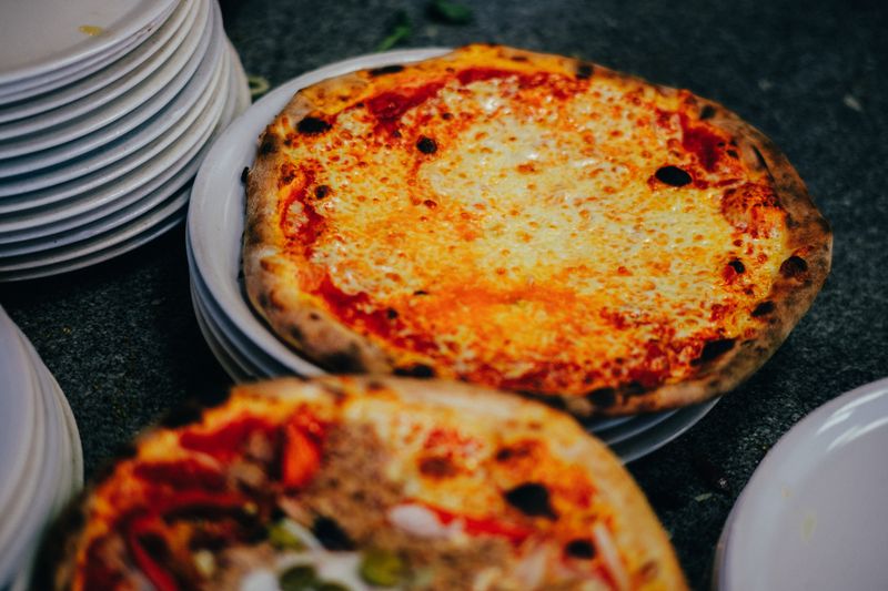 Handgemachte Pizza mit frischen Zutaten bei Call a Pizza