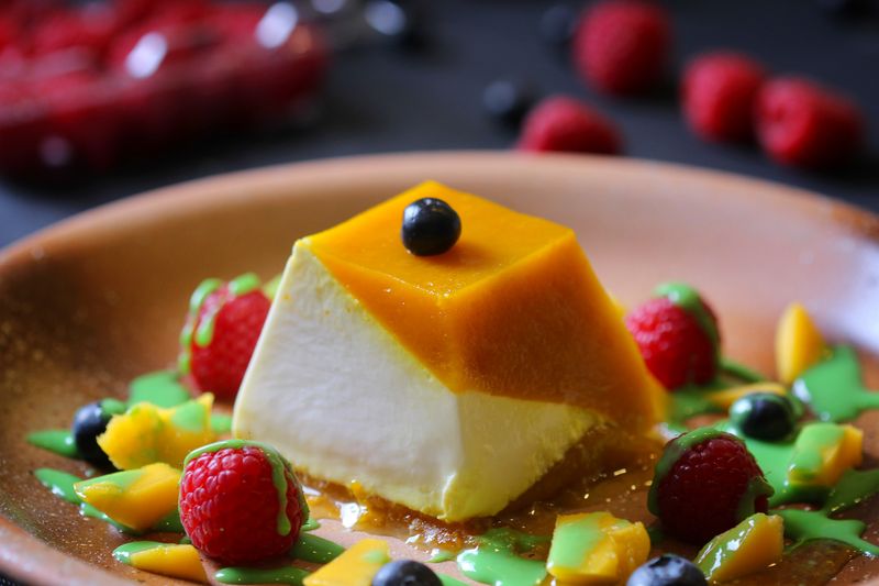 Zarte Panna Cotta mit frischen Beeren